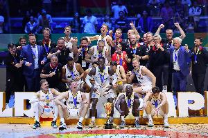 待会还要比赛呢！德国篮协官方回忆庆祝世界杯夺冠两周年！