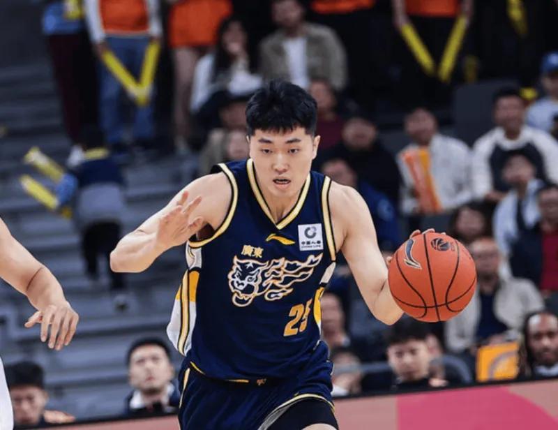 杜锋重新把张皓嘉激活了！防守顶威尔逊效果拉满，有点用了！