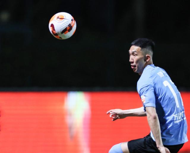 星空体育app官方网站-大连人“压着打”夺首胜 场上球员卖力场下谢晖抢戏