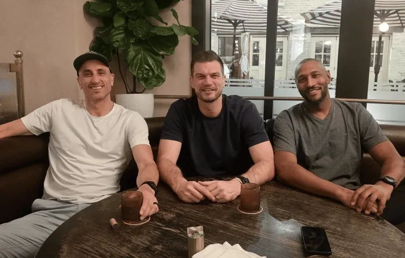 星空体育app官方网站-吉诺比利晒出和斯普利特、迪奥合影：和老朋友们叙旧太棒了